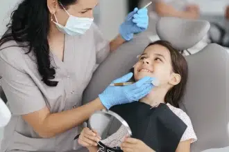 Paciente atendida por los mejores dentistas en Panamá